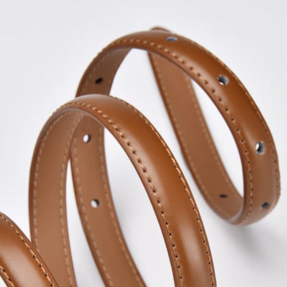 Cinto Raquel em couro legítimo, 1,5 cm de largura e 105 cm de comprimento. Minimalista e sofisticado, com fecho moderno e toque de elegância discreta.