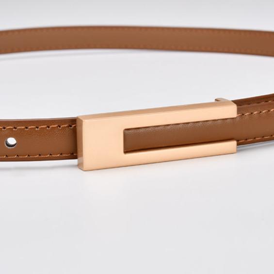 Cinto Raquel em couro legítimo, 1,5 cm de largura e 105 cm de comprimento. Minimalista e sofisticado, com fecho moderno e toque de elegância discreta.