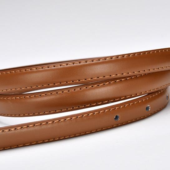 Cinto Raquel em couro legítimo, 1,5 cm de largura e 105 cm de comprimento. Minimalista e sofisticado, com fecho moderno e toque de elegância discreta.