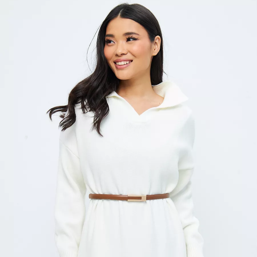 Cinto Raquel em couro legítimo, 1,5 cm de largura e 105 cm de comprimento. Minimalista e sofisticado, com fecho moderno e toque de elegância discreta.