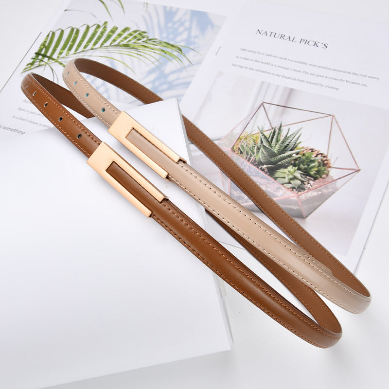 Cinto Raquel em couro legítimo, 1,5 cm de largura e 105 cm de comprimento. Minimalista e sofisticado, com fecho moderno e toque de elegância discreta.