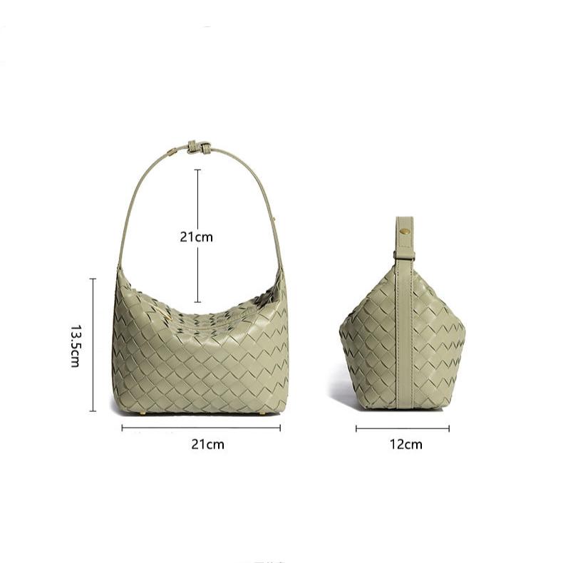 Bolsa Cleo com trama artesanal em material premium. Sofisticada, durável e elegante, com acabamento impecável e metais que destacam seu design exclusivo.