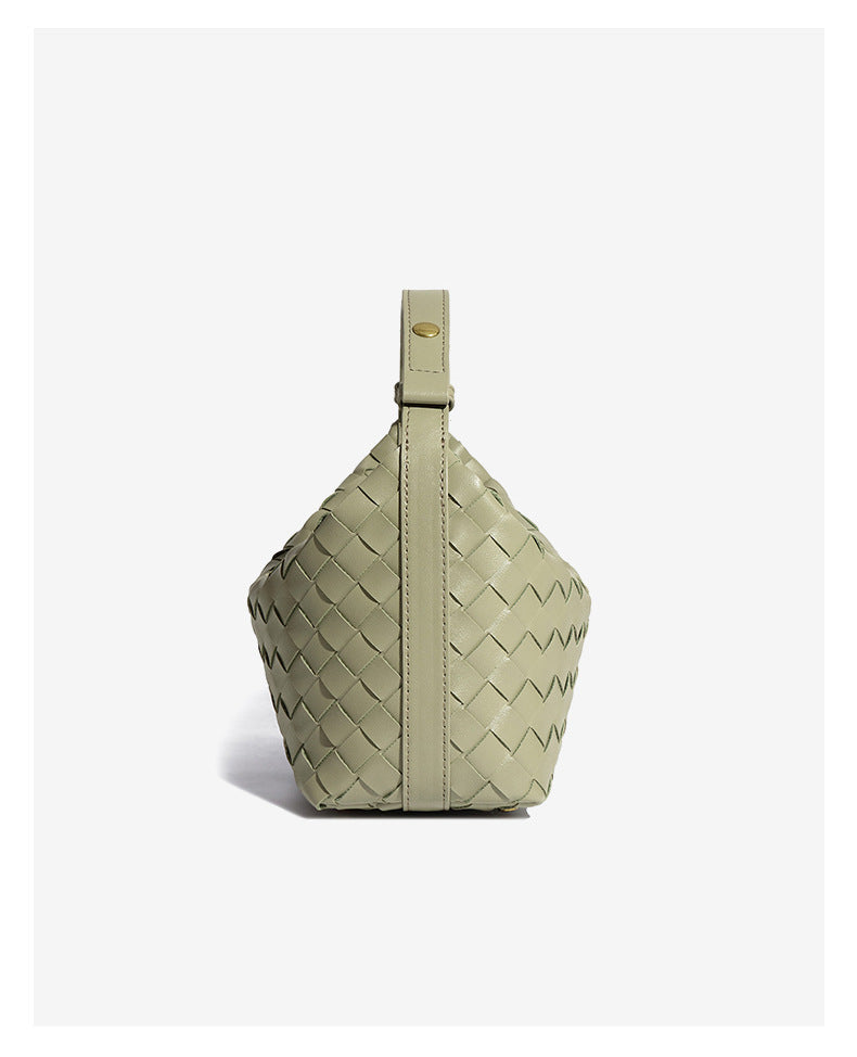 Bolsa Cleo com trama artesanal em material premium. Sofisticada, durável e elegante, com acabamento impecável e metais que destacam seu design exclusivo.