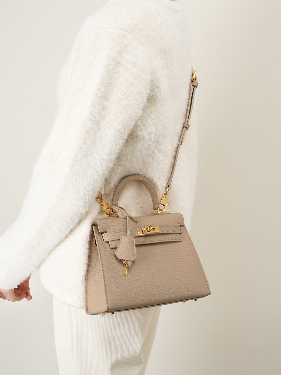 Bolsa Helena em couro legítimo, pequena, elegante e durável. Design clássico inspirado em Grace Kelly, perfeita para quem busca sofisticação atemporal.