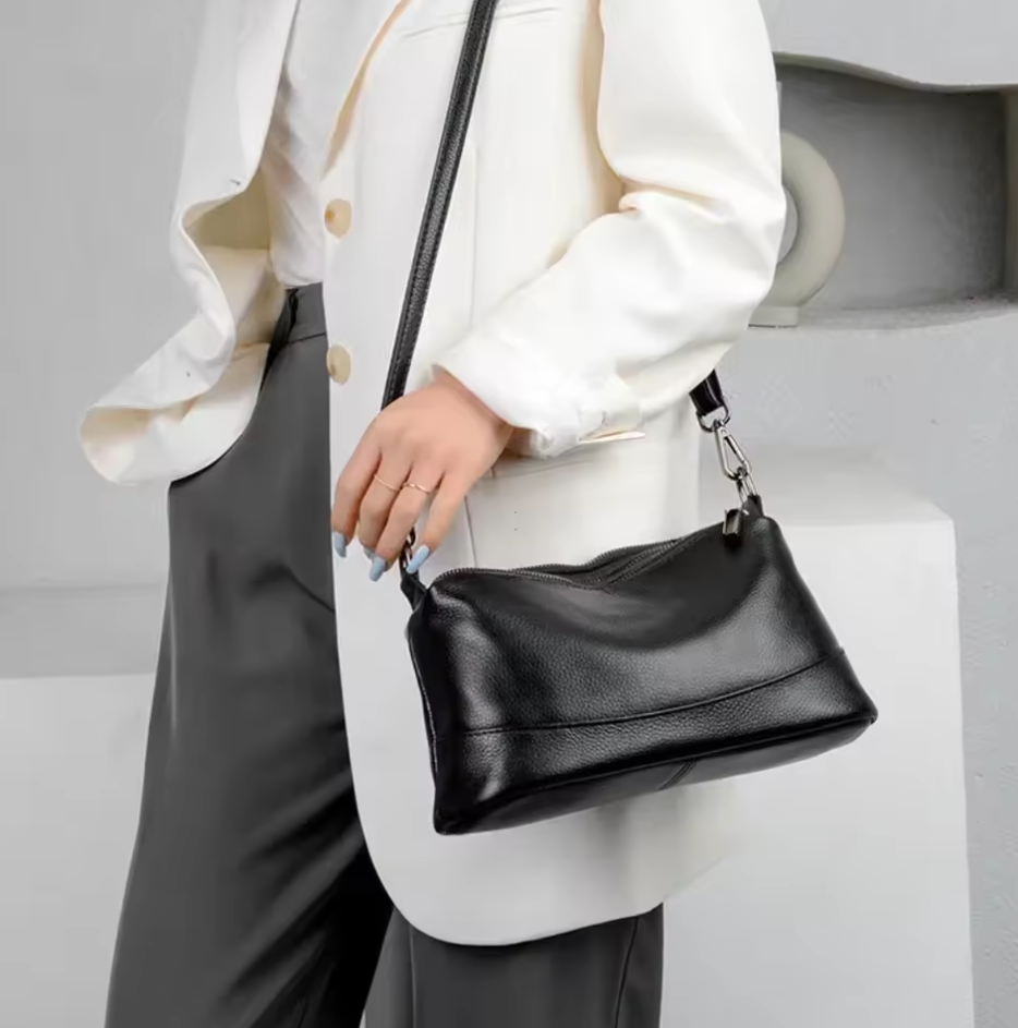 Bolsa Pietra em couro legítimo, compacta, elegante e resistente. Alça ajustável, zíper seguro e ótimo espaço interno para o dia a dia com estilo.