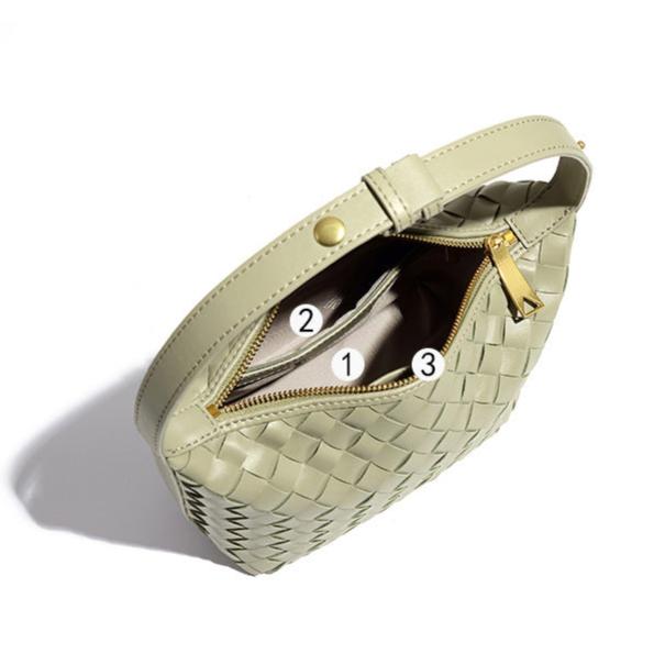 Bolsa Cleo com trama artesanal em material premium. Sofisticada, durável e elegante, com acabamento impecável e metais que destacam seu design exclusivo.