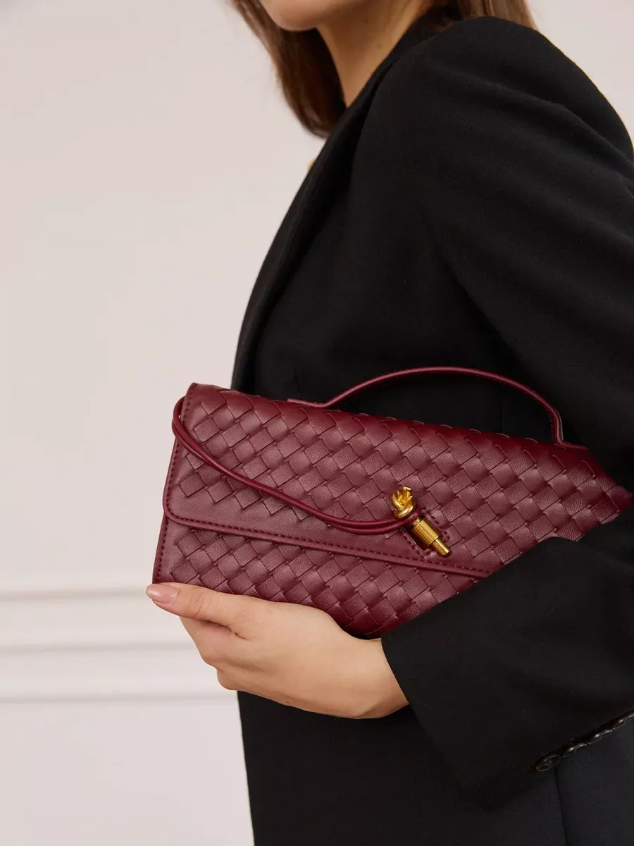 Bolsa Catarina estilo baguette com alça tiracolo. Compacta, leve e elegante, perfeita para dias quentes, passeios e eventos com charme e praticidade.