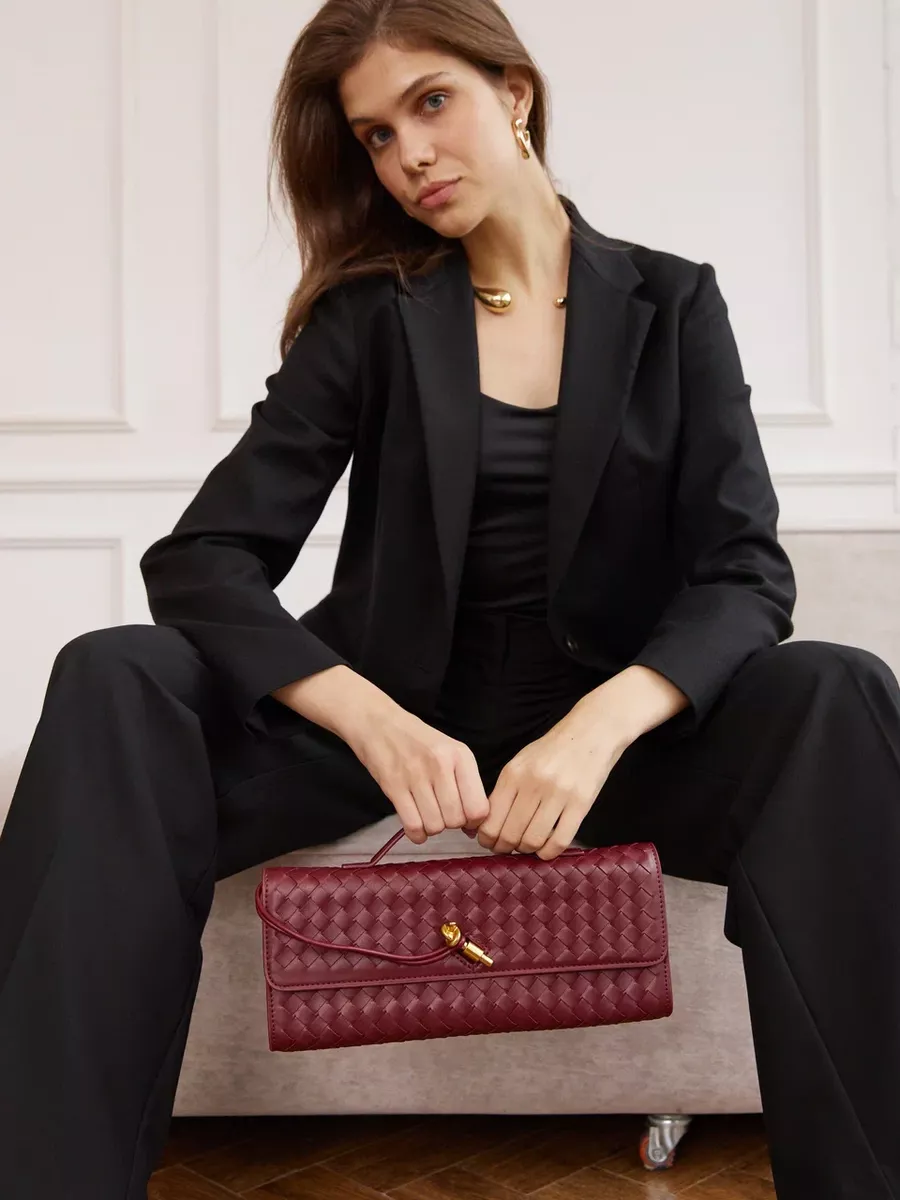 Bolsa Catarina estilo baguette com alça tiracolo. Compacta, leve e elegante, perfeita para dias quentes, passeios e eventos com charme e praticidade.