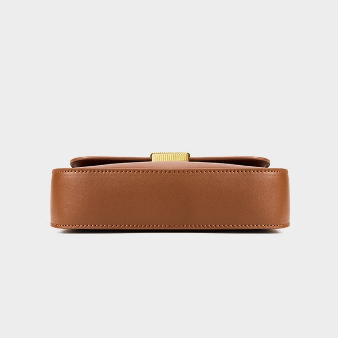 Bolsa Jack em couro legítimo, compacta e moderna. Modelo box bag com botão de encaixe e bolsos internos, une praticidade, estilo e organização no dia a dia.