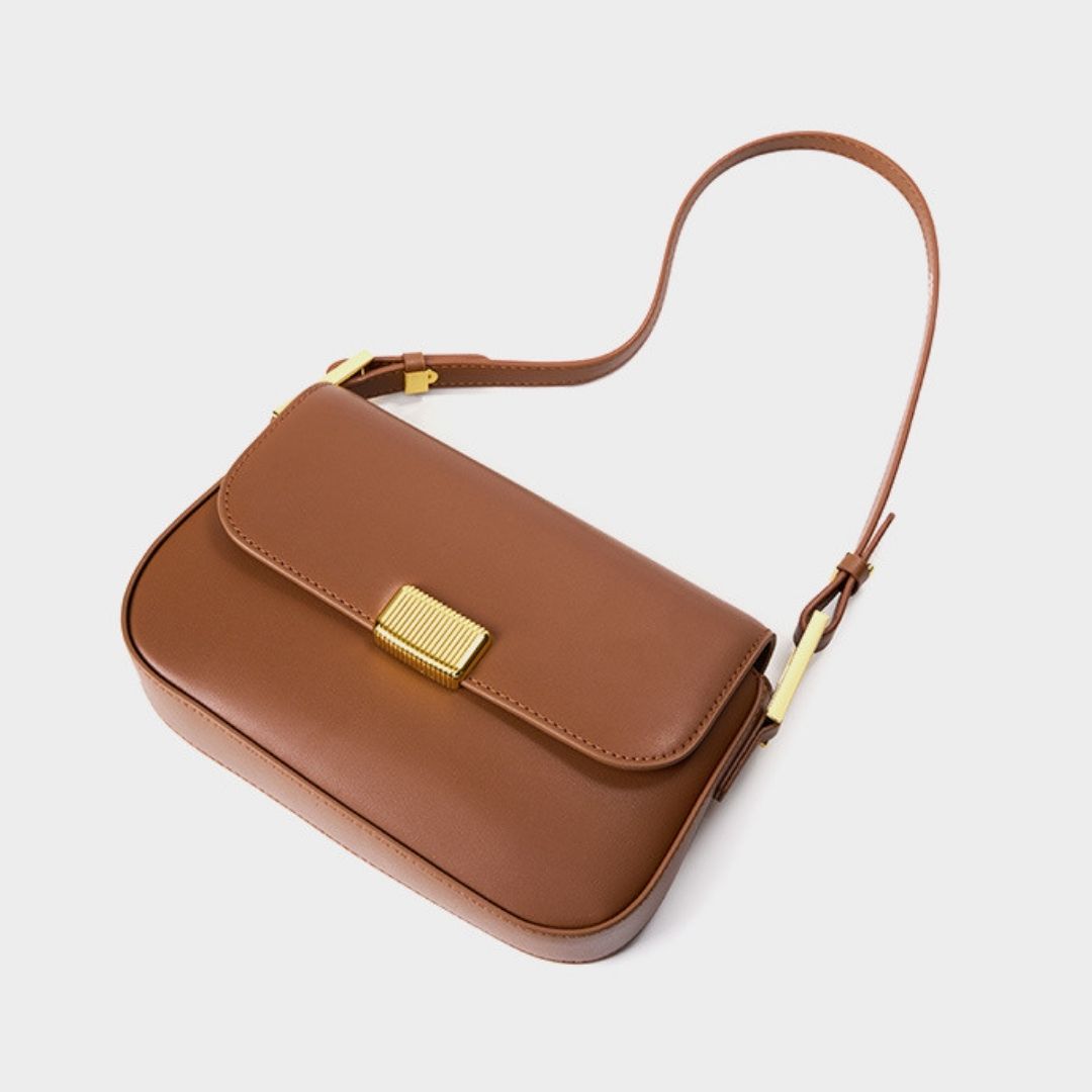 Bolsa Jack em couro legítimo, compacta e moderna. Modelo box bag com botão de encaixe e bolsos internos, une praticidade, estilo e organização no dia a dia.