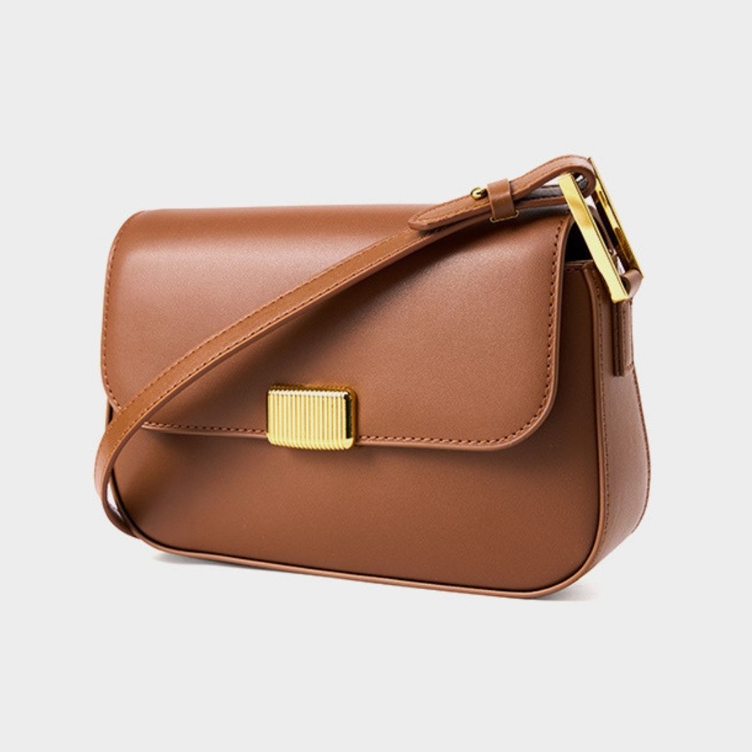 Bolsa Jack em couro legítimo, compacta e moderna. Modelo box bag com botão de encaixe e bolsos internos, une praticidade, estilo e organização no dia a dia.