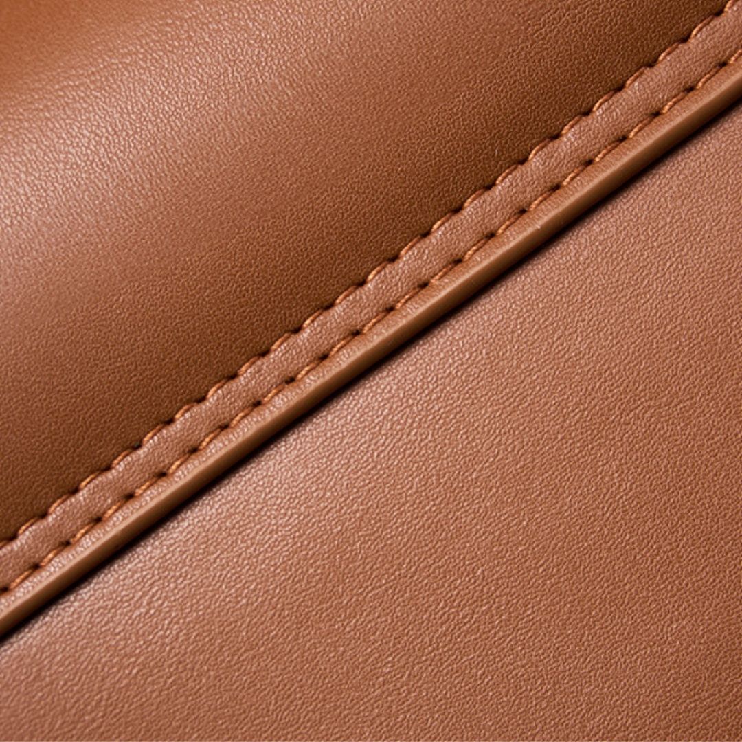 Bolsa Jack em couro legítimo, compacta e moderna. Modelo box bag com botão de encaixe e bolsos internos, une praticidade, estilo e organização no dia a dia.