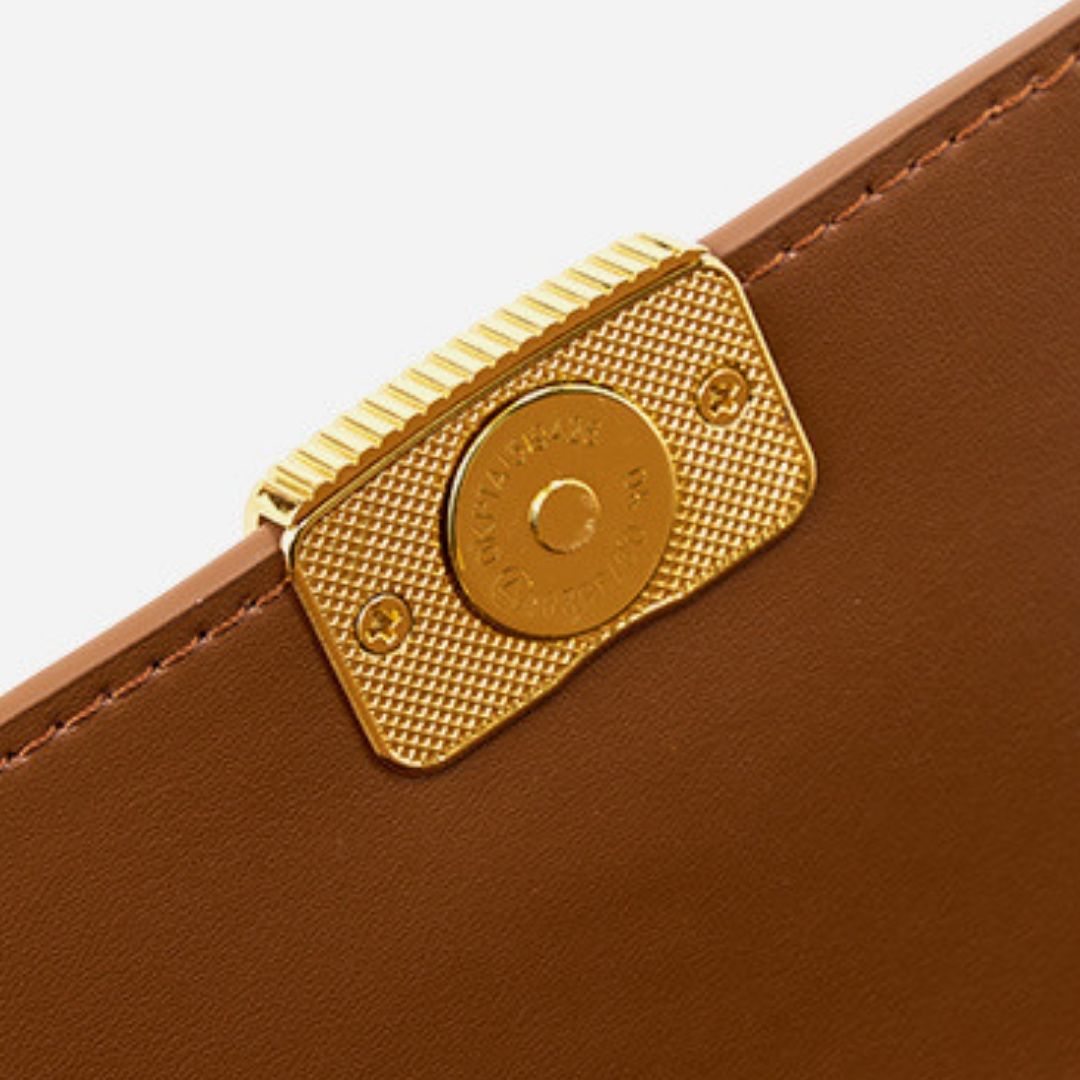 Bolsa Jack em couro legítimo, compacta e moderna. Modelo box bag com botão de encaixe e bolsos internos, une praticidade, estilo e organização no dia a dia.