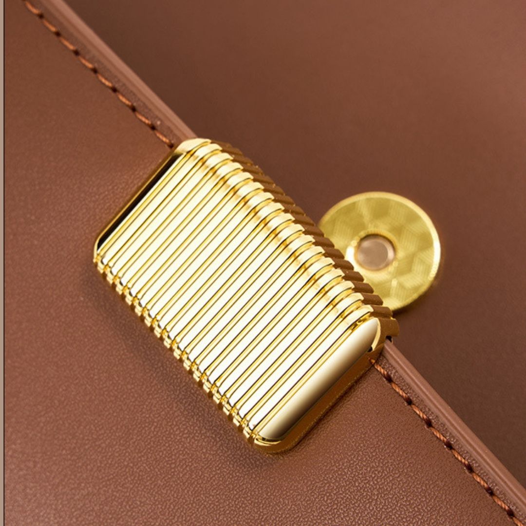 Bolsa Jack em couro legítimo, compacta e moderna. Modelo box bag com botão de encaixe e bolsos internos, une praticidade, estilo e organização no dia a dia.