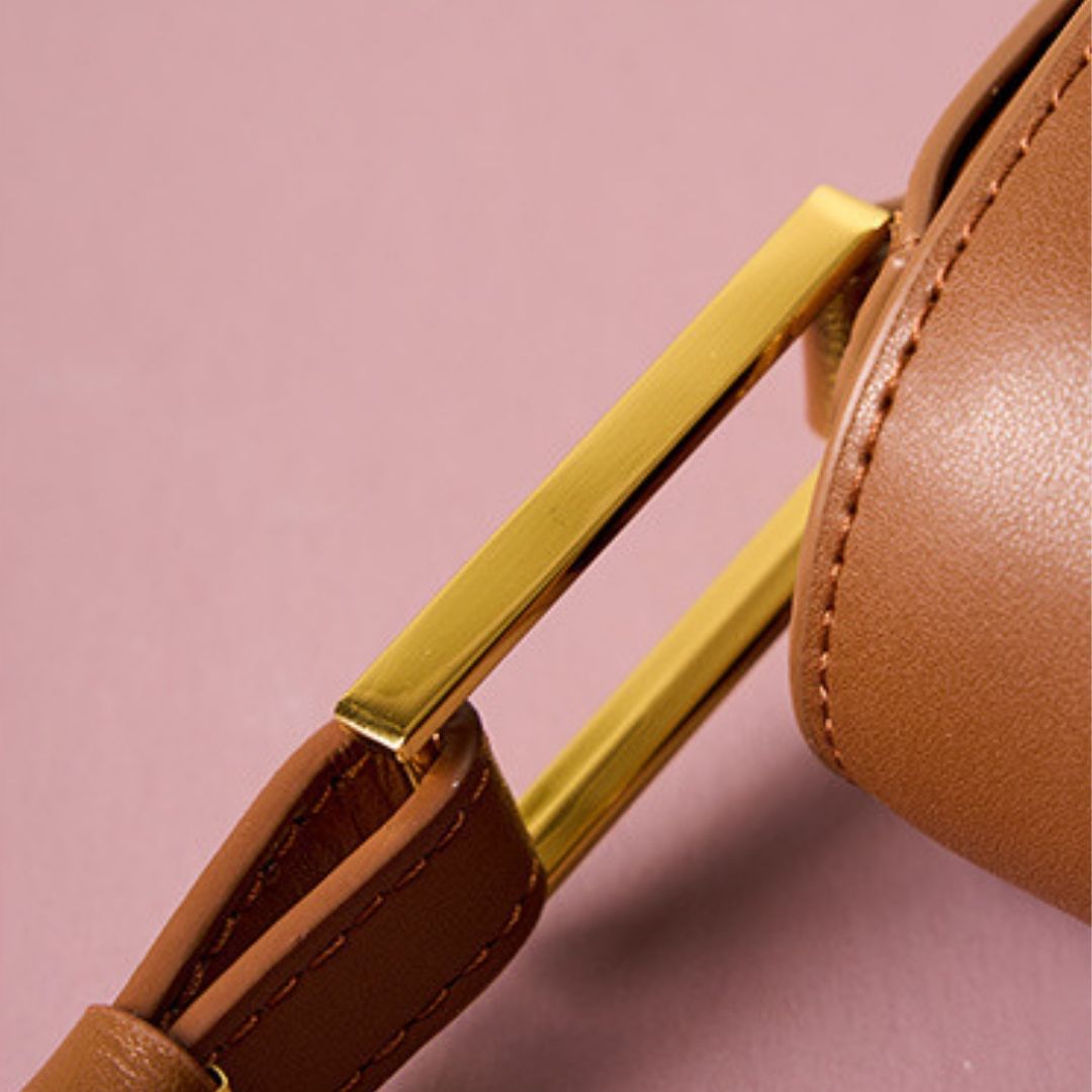 Bolsa Jack em couro legítimo, compacta e moderna. Modelo box bag com botão de encaixe e bolsos internos, une praticidade, estilo e organização no dia a dia.