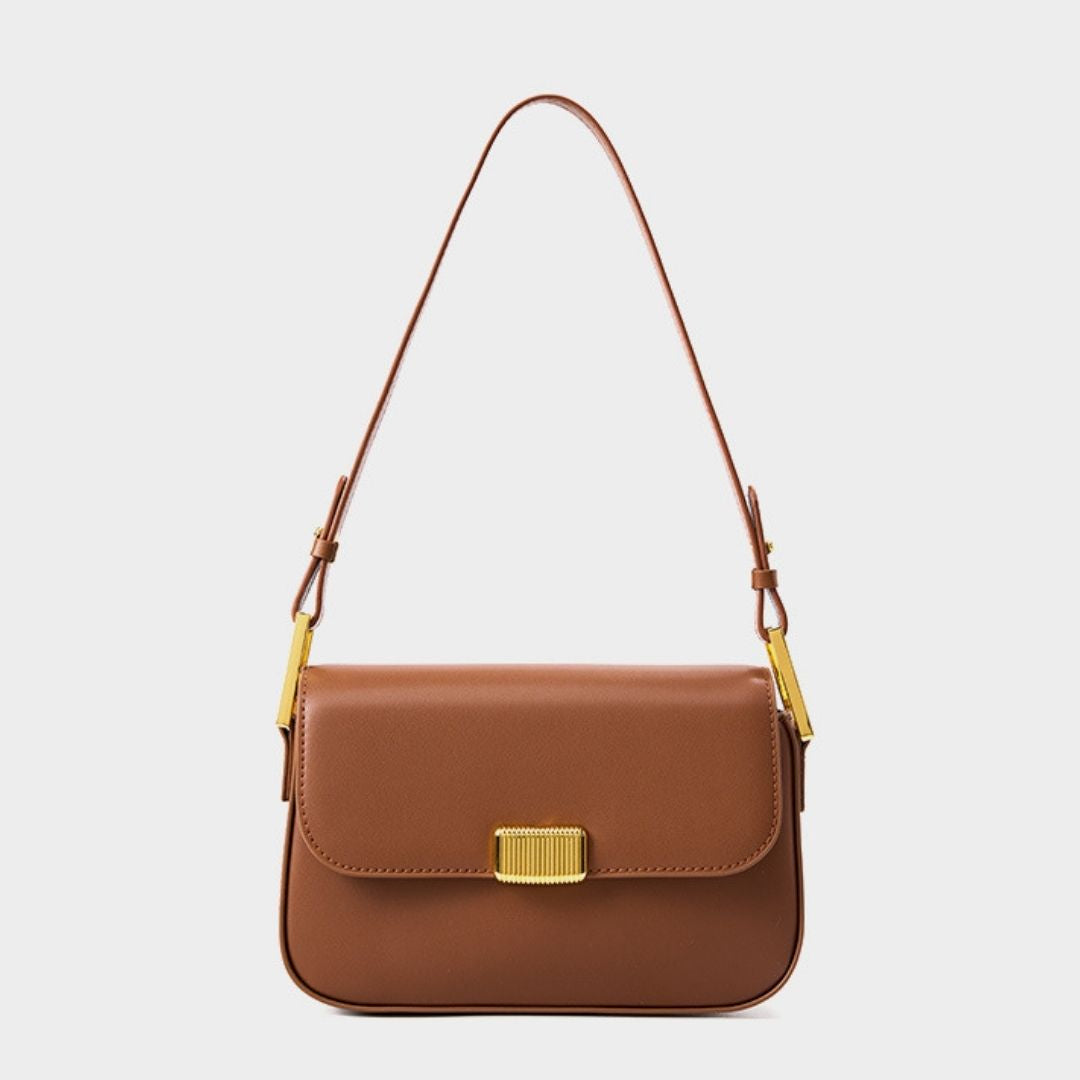 Bolsa Jack em couro legítimo, compacta e moderna. Modelo box bag com botão de encaixe e bolsos internos, une praticidade, estilo e organização no dia a dia.