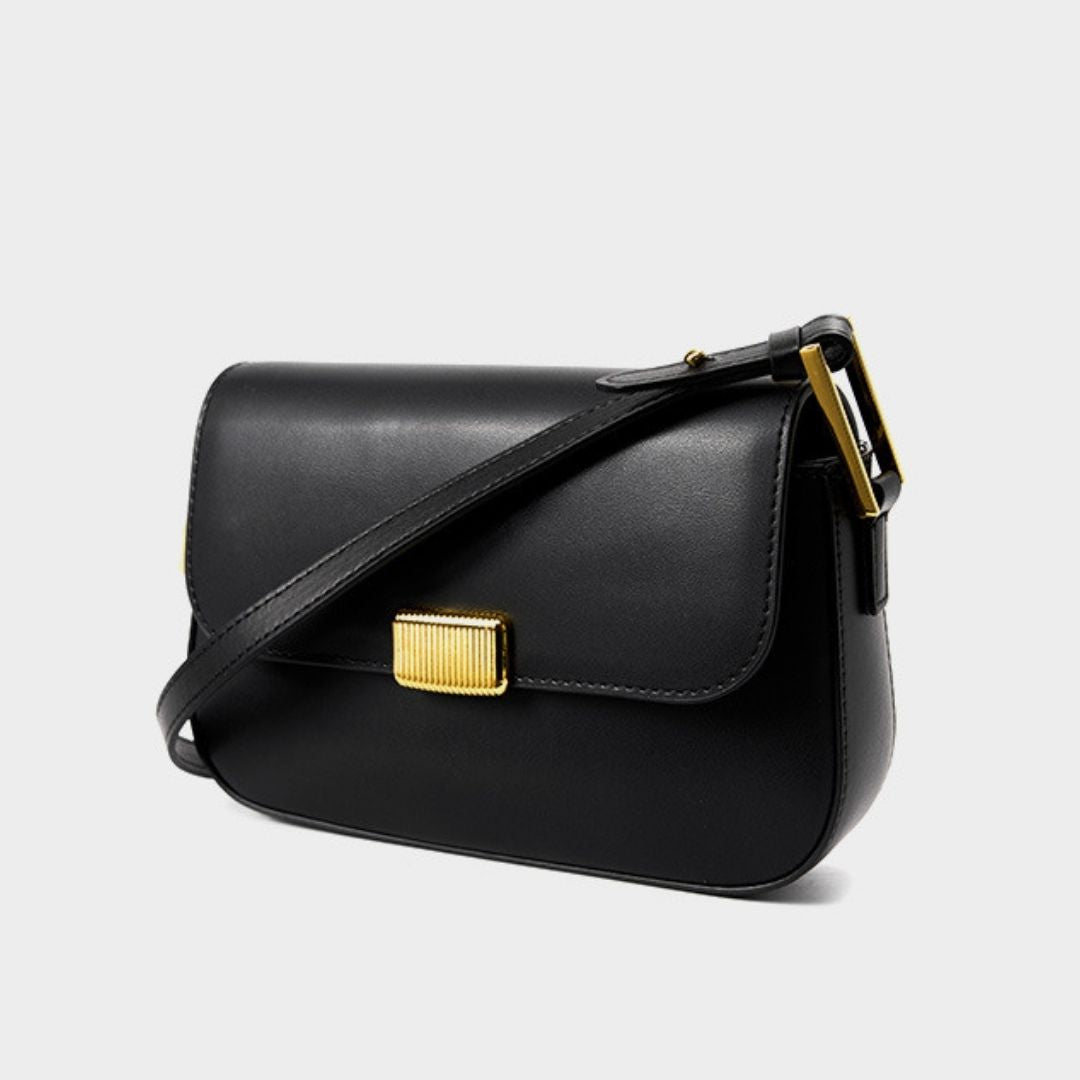 Bolsa Jack em couro legítimo, compacta e moderna. Modelo box bag com botão de encaixe e bolsos internos, une praticidade, estilo e organização no dia a dia.