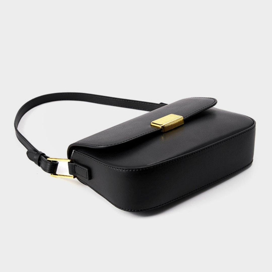 Bolsa Jack em couro legítimo, compacta e moderna. Modelo box bag com botão de encaixe e bolsos internos, une praticidade, estilo e organização no dia a dia.