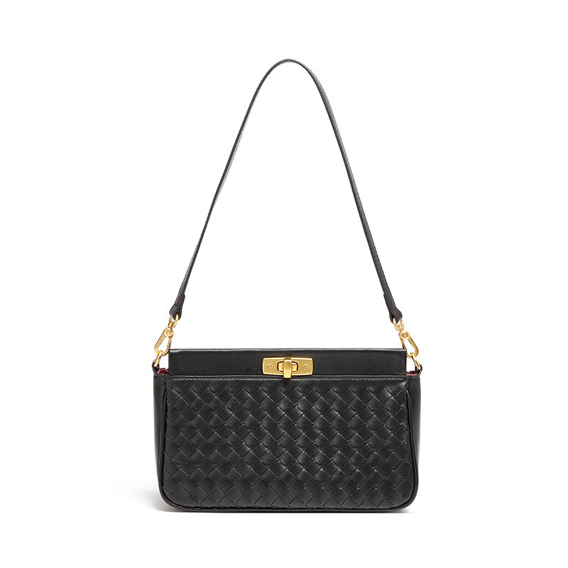 Bolsa Priscila estilo baguette com acabamento trançado. Compacta, elegante e moderna, ideal para o verão e perfeita para eventos ou passeios casuais.