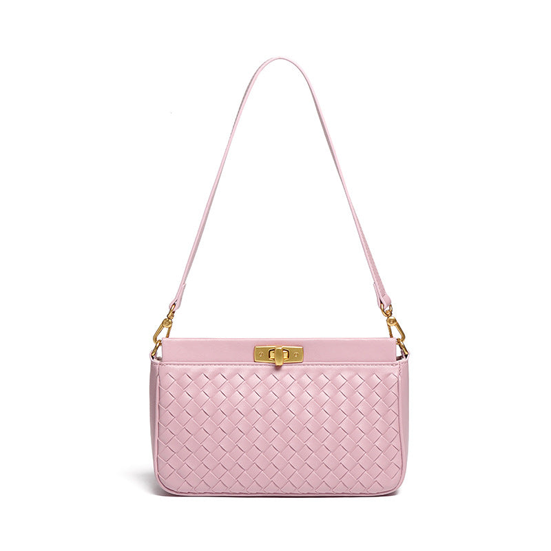 Bolsa Priscila estilo baguette com acabamento trançado. Compacta, elegante e moderna, ideal para o verão e perfeita para eventos ou passeios casuais.