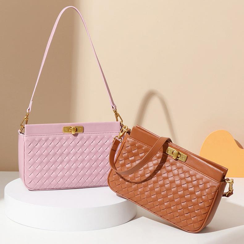 Bolsa Priscila estilo baguette com acabamento trançado. Compacta, elegante e moderna, ideal para o verão e perfeita para eventos ou passeios casuais.