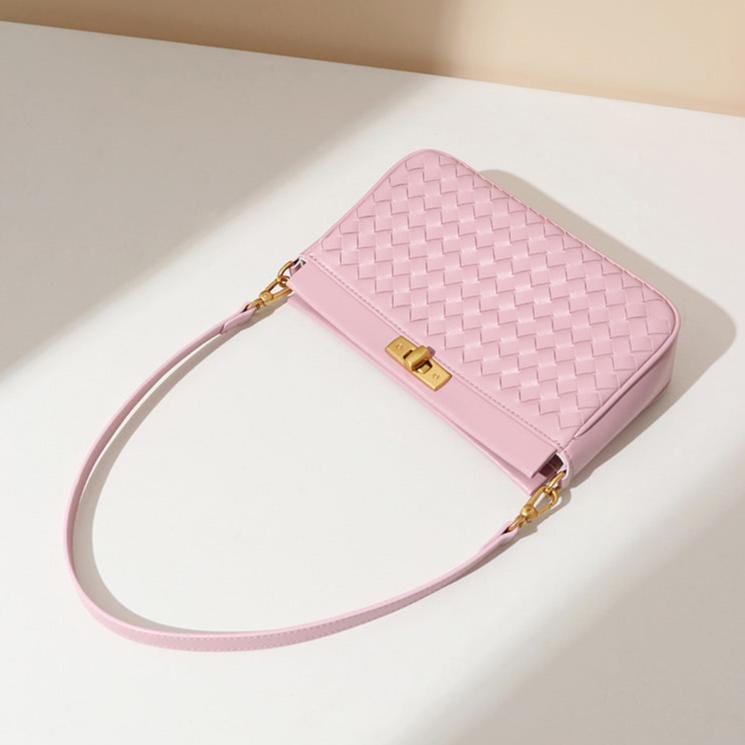 Bolsa Priscila estilo baguette com acabamento trançado. Compacta, elegante e moderna, ideal para o verão e perfeita para eventos ou passeios casuais.