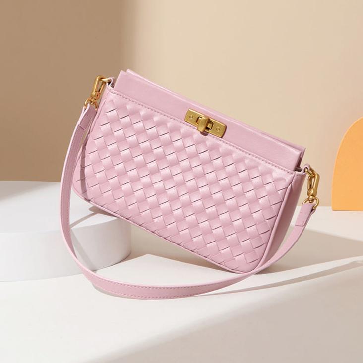 Bolsa Priscila estilo baguette com acabamento trançado. Compacta, elegante e moderna, ideal para o verão e perfeita para eventos ou passeios casuais.