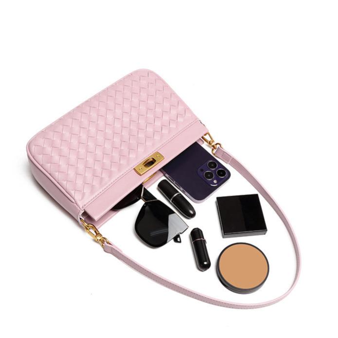Bolsa Priscila estilo baguette com acabamento trançado. Compacta, elegante e moderna, ideal para o verão e perfeita para eventos ou passeios casuais.