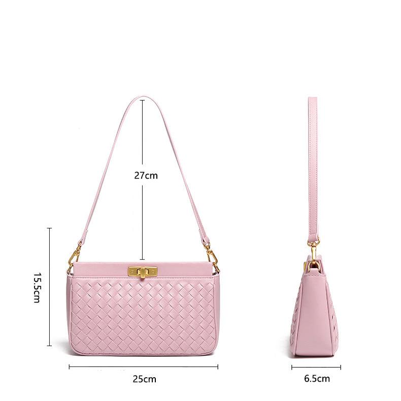 Bolsa Priscila estilo baguette com acabamento trançado. Compacta, elegante e moderna, ideal para o verão e perfeita para eventos ou passeios casuais.