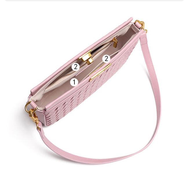 Bolsa Priscila estilo baguette com acabamento trançado. Compacta, elegante e moderna, ideal para o verão e perfeita para eventos ou passeios casuais.