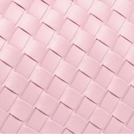 Bolsa Priscila estilo baguette com acabamento trançado. Compacta, elegante e moderna, ideal para o verão e perfeita para eventos ou passeios casuais.