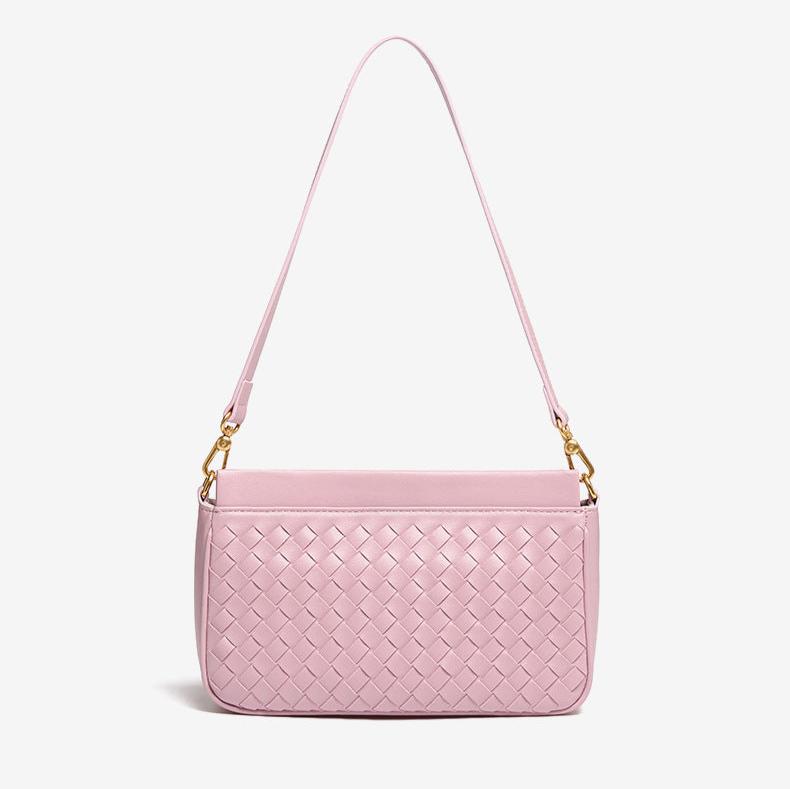 Bolsa Priscila estilo baguette com acabamento trançado. Compacta, elegante e moderna, ideal para o verão e perfeita para eventos ou passeios casuais.