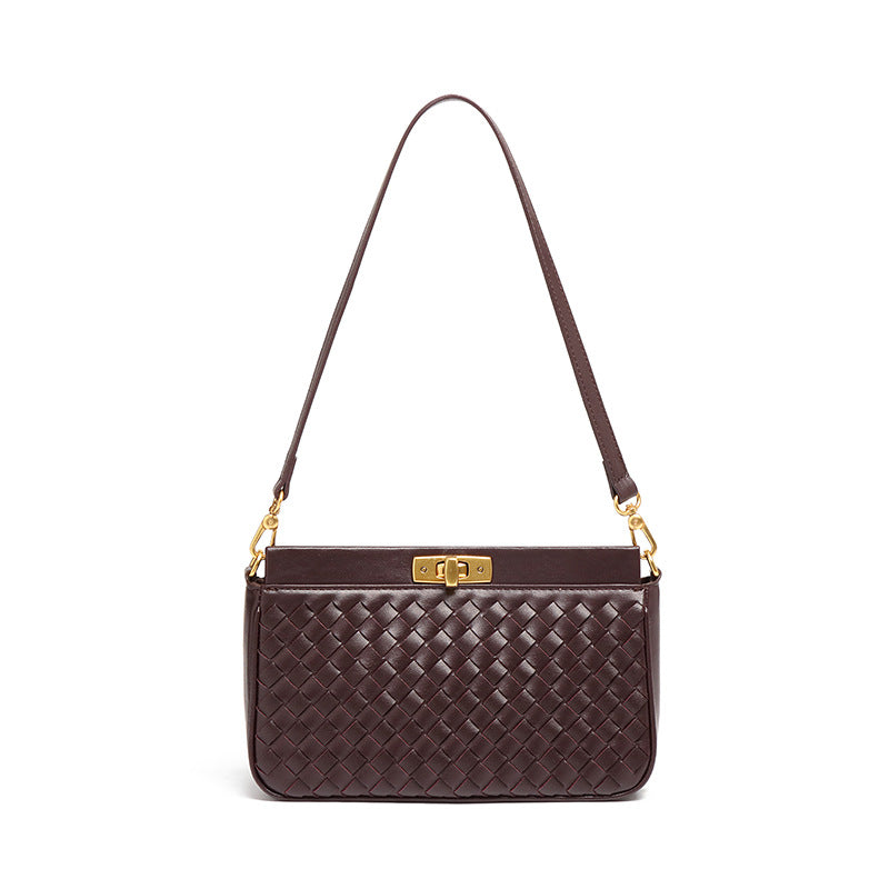 Bolsa Priscila estilo baguette com acabamento trançado. Compacta, elegante e moderna, ideal para o verão e perfeita para eventos ou passeios casuais.