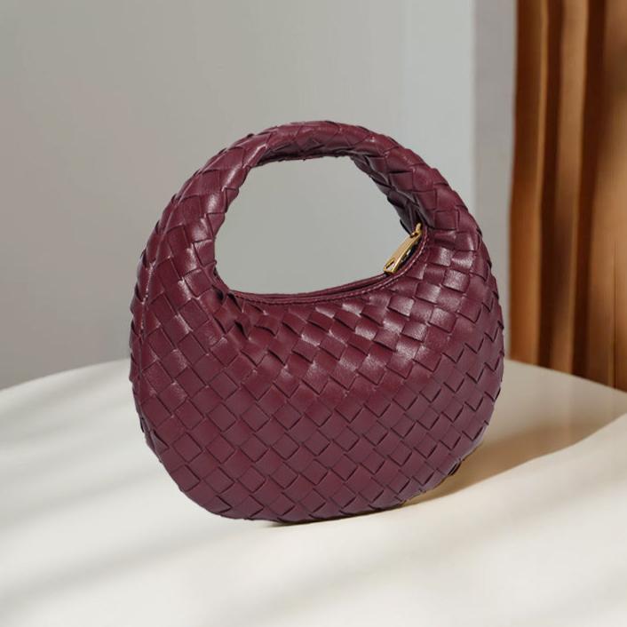 Bolsa Samile estilo baguete com trama trançada à mão. Elegante, moderna e exclusiva, é perfeita para mulheres que valorizam estilo e acabamento impecável.