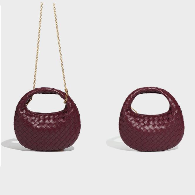 Bolsa Samile estilo baguete com trama trançada à mão. Elegante, moderna e exclusiva, é perfeita para mulheres que valorizam estilo e acabamento impecável.