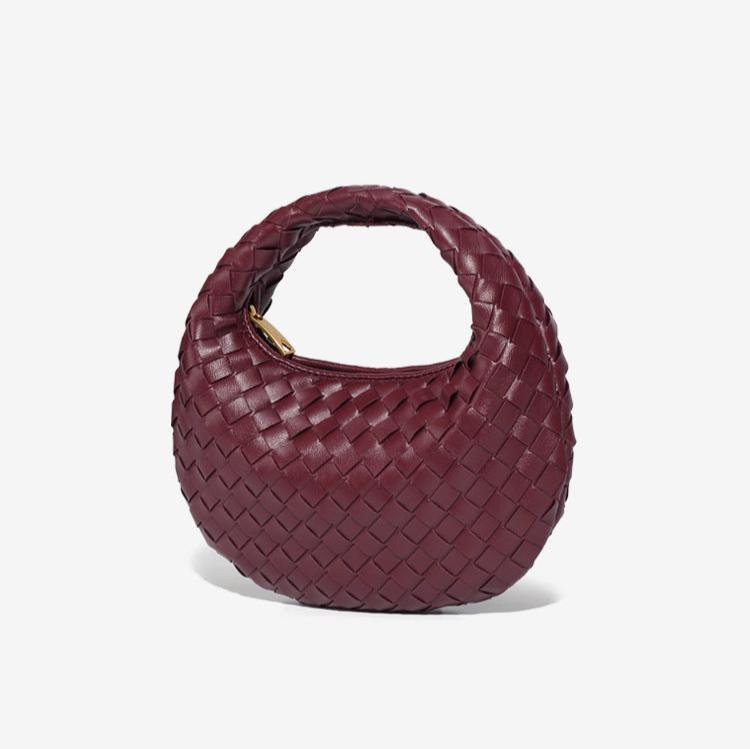 Bolsa Samile estilo baguete com trama trançada à mão. Elegante, moderna e exclusiva, é perfeita para mulheres que valorizam estilo e acabamento impecável.