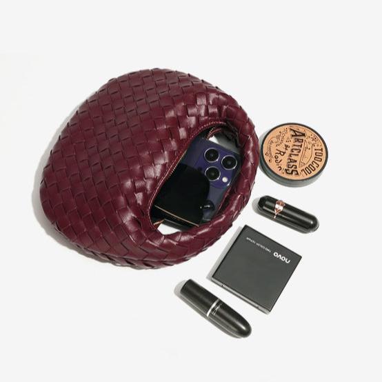 Bolsa Samile estilo baguete com trama trançada à mão. Elegante, moderna e exclusiva, é perfeita para mulheres que valorizam estilo e acabamento impecável.