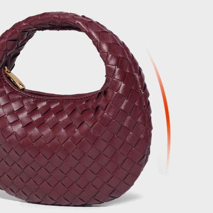 Bolsa Samile estilo baguete com trama trançada à mão. Elegante, moderna e exclusiva, é perfeita para mulheres que valorizam estilo e acabamento impecável.