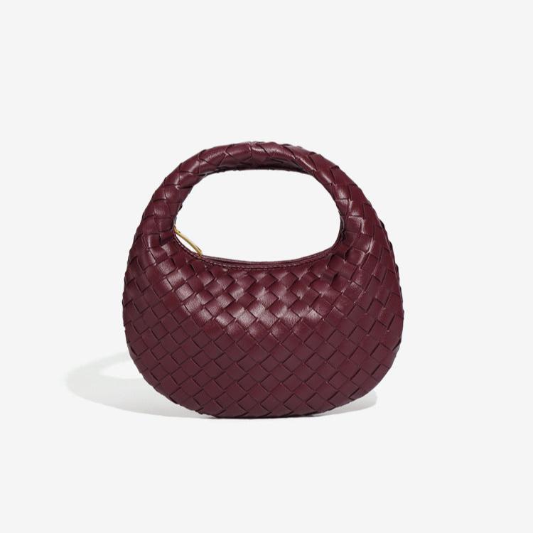 Bolsa Samile estilo baguete com trama trançada à mão. Elegante, moderna e exclusiva, é perfeita para mulheres que valorizam estilo e acabamento impecável.