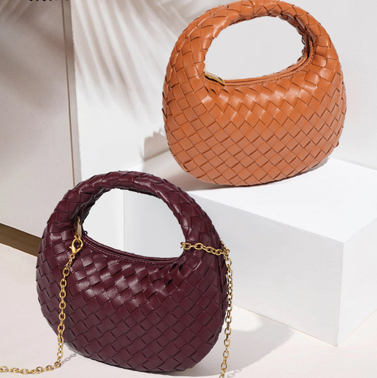 Bolsa Samile estilo baguete com trama trançada à mão. Elegante, moderna e exclusiva, é perfeita para mulheres que valorizam estilo e acabamento impecável.