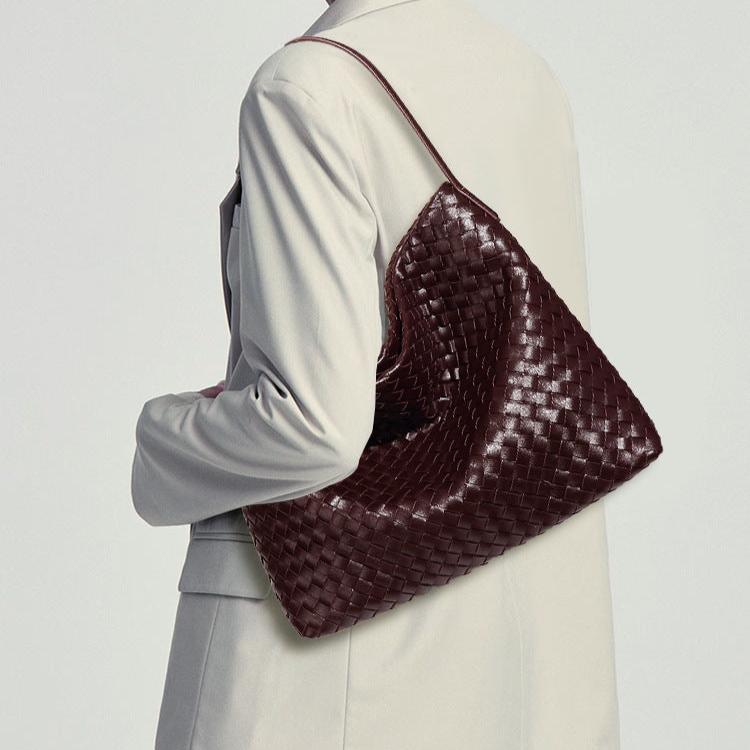 Bolsa Sara trançada, moderna e espaçosa, ideal para o verão. Sofisticada e prática, acomoda tudo com estilo nos dias quentes e agitados.