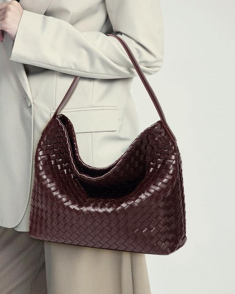 Bolsa Sara trançada, moderna e espaçosa, ideal para o verão. Sofisticada e prática, acomoda tudo com estilo nos dias quentes e agitados.