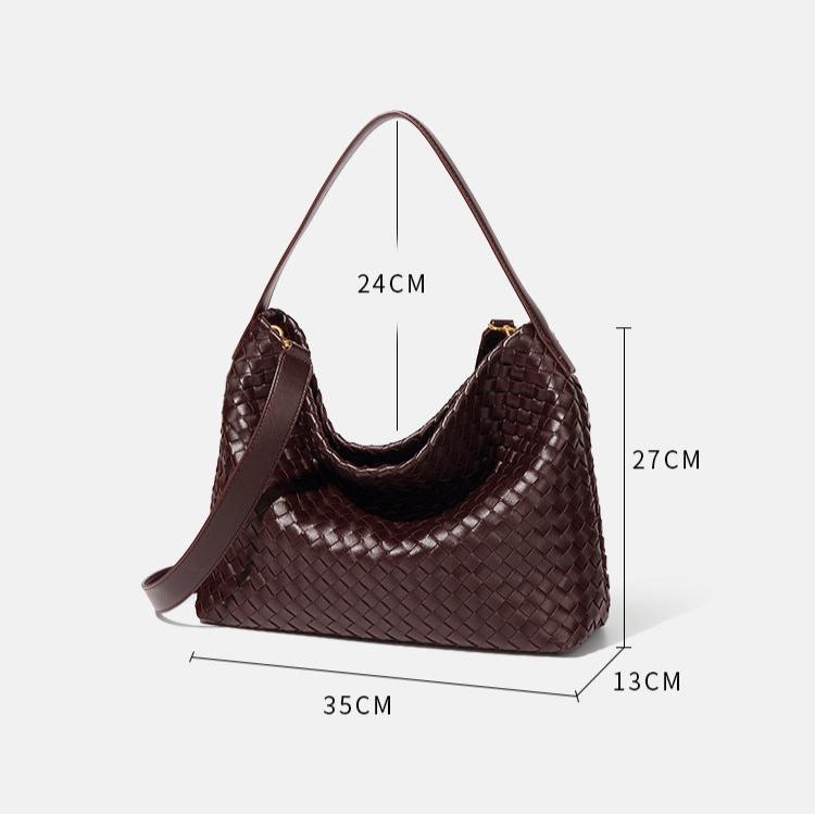 Bolsa Sara trançada, moderna e espaçosa, ideal para o verão. Sofisticada e prática, acomoda tudo com estilo nos dias quentes e agitados.