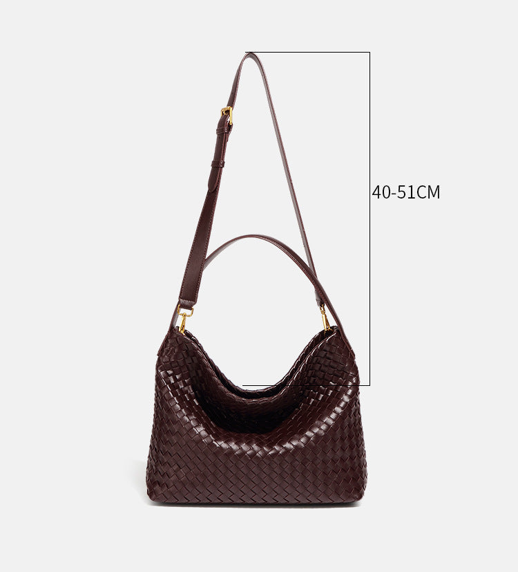 Bolsa Sara trançada, moderna e espaçosa, ideal para o verão. Sofisticada e prática, acomoda tudo com estilo nos dias quentes e agitados.