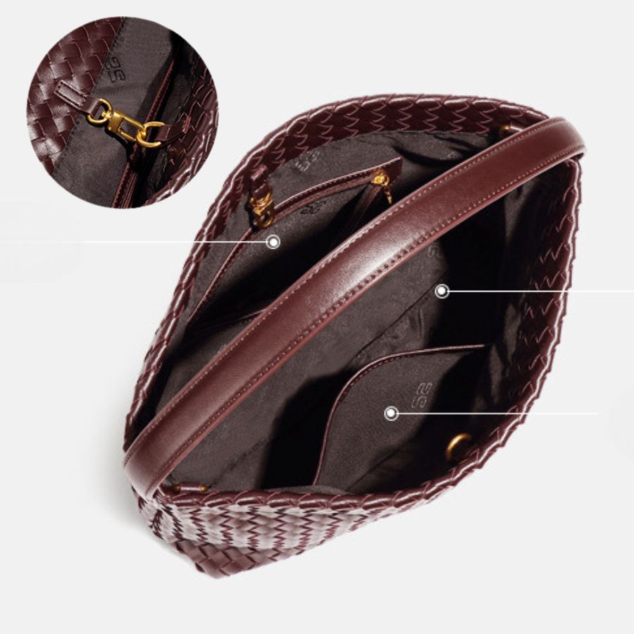 Bolsa Sara trançada, moderna e espaçosa, ideal para o verão. Sofisticada e prática, acomoda tudo com estilo nos dias quentes e agitados.