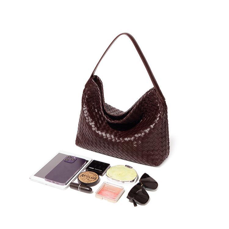 Bolsa Sara trançada, moderna e espaçosa, ideal para o verão. Sofisticada e prática, acomoda tudo com estilo nos dias quentes e agitados.