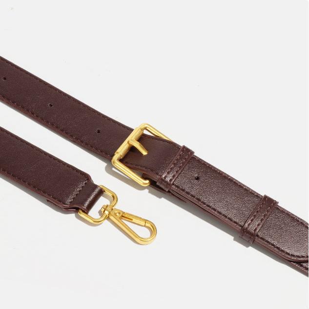 Bolsa Sara trançada, moderna e espaçosa, ideal para o verão. Sofisticada e prática, acomoda tudo com estilo nos dias quentes e agitados.