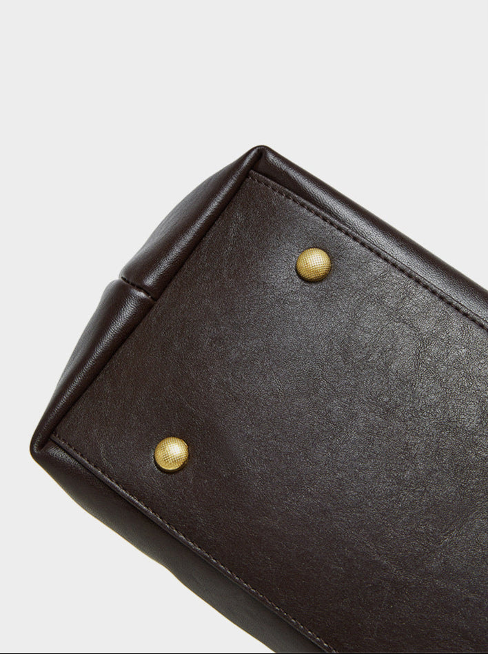 Bolsa Jéssica em couro legítimo, elegante e funcional. Design minimalista, espaçosa e com divisórias ideais para trabalho, viagens ou o dia a dia.