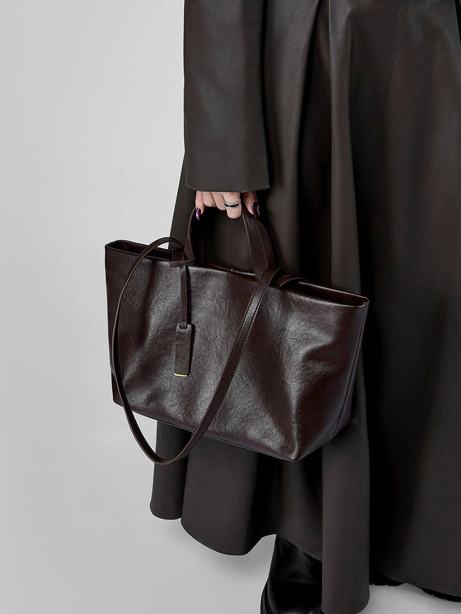 Bolsa Jéssica em couro legítimo, elegante e funcional. Design minimalista, espaçosa e com divisórias ideais para trabalho, viagens ou o dia a dia.