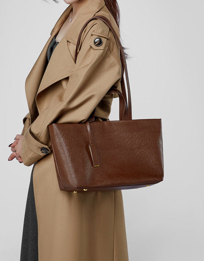 Bolsa Jéssica em couro legítimo, elegante e funcional. Design minimalista, espaçosa e com divisórias ideais para trabalho, viagens ou o dia a dia.